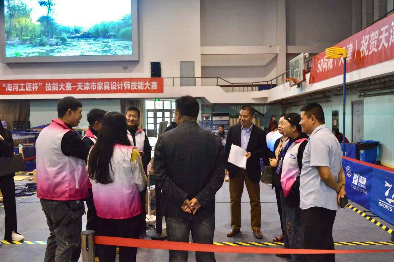 图5天津市人力资源和社会保障局赛项负责同志现场视察并与裁判员交流.jpg